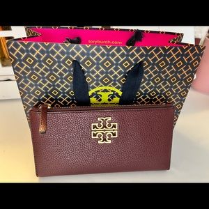 Brand new Tory Burch Britten slim envelope.